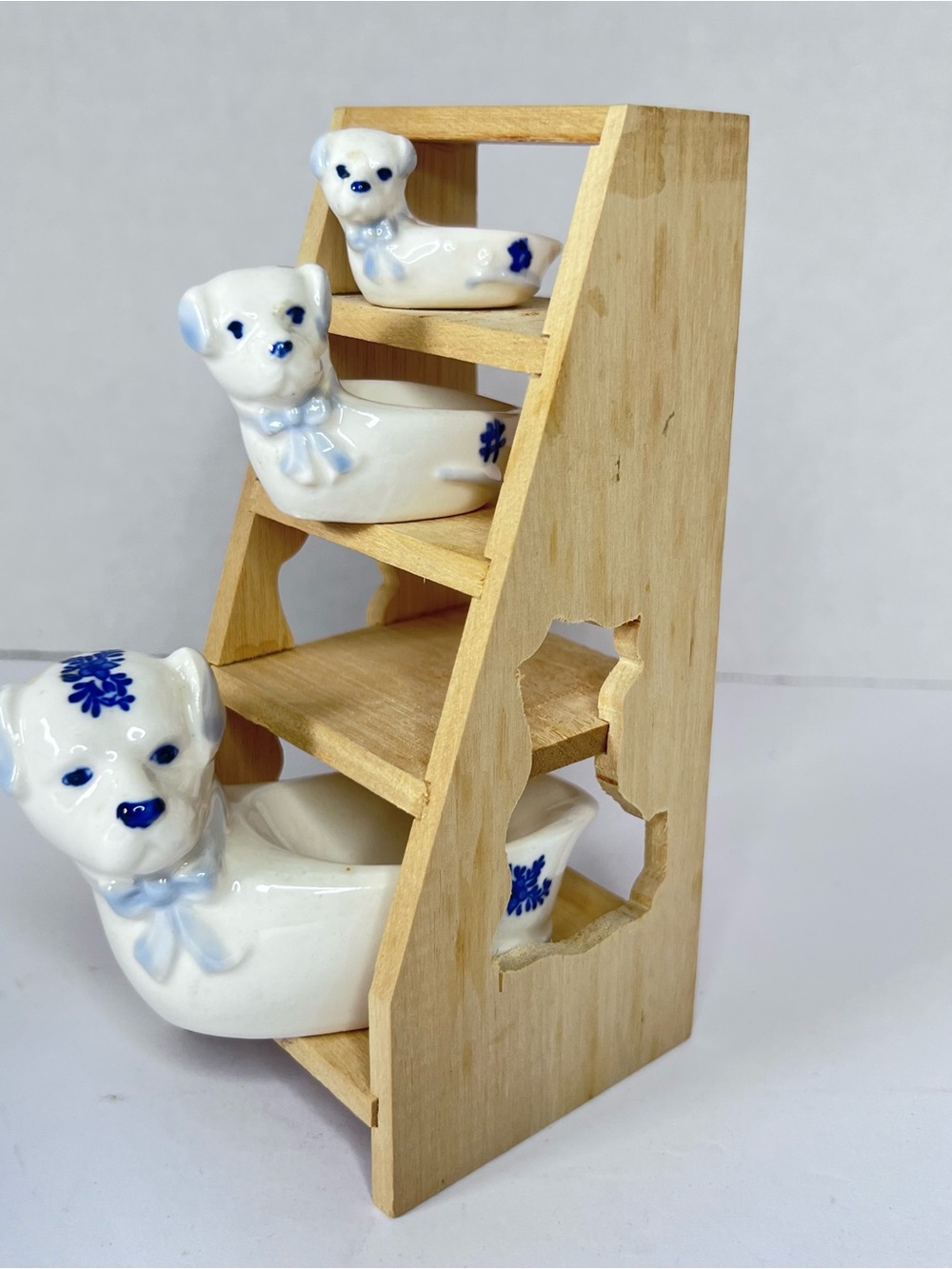 Vintage Ceramic Dog Measuring Spoon Set Wooden Ladder Stand 1 Missing In Box